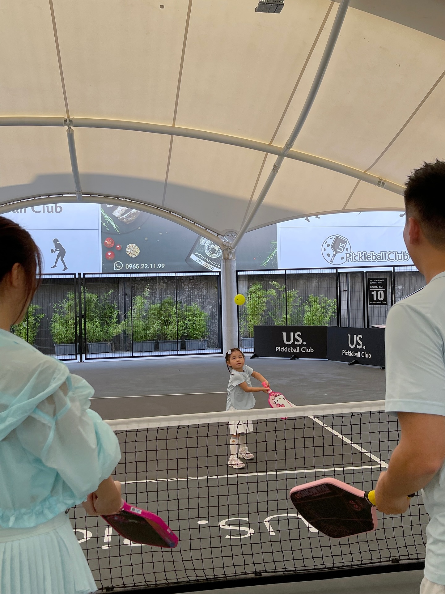Đây rồi, em Pam đã gia nhập đường đua pickleball: Outfit xinh xẻo, vợt hello kitty hồng hẳn hoi nhưng mà lối đánh này nó lạ lắm!- Ảnh 6. Đây rồi, em Pam đã gia nhập đường đua pickleball: Outfit xinh xẻo, vợt hello kitty hồng hẳn hoi nhưng mà lối đánh này nó lạ lắm!- Ảnh 6.