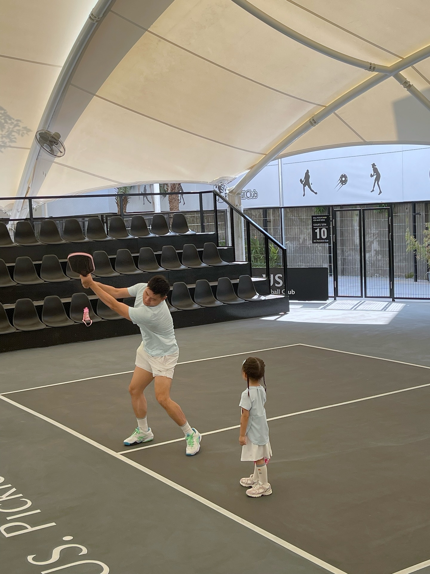 Đây rồi, em Pam đã gia nhập đường đua pickleball: Outfit xinh xẻo, vợt hello kitty hồng hẳn hoi nhưng mà lối đánh này nó lạ lắm!- Ảnh 3. Đây rồi, em Pam đã gia nhập đường đua pickleball: Outfit xinh xẻo, vợt hello kitty hồng hẳn hoi nhưng mà lối đánh này nó lạ lắm!- Ảnh 3.