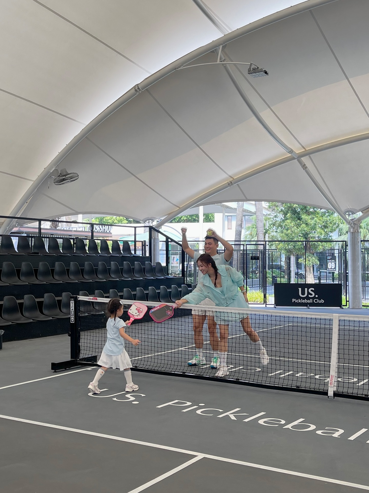 Đây rồi, em Pam đã gia nhập đường đua pickleball: Outfit xinh xẻo, vợt hello kitty hồng hẳn hoi nhưng mà lối đánh này nó lạ lắm!- Ảnh 1. Đây rồi, em Pam đã gia nhập đường đua pickleball: Outfit xinh xẻo, vợt hello kitty hồng hẳn hoi nhưng mà lối đánh này nó lạ lắm!- Ảnh 1.