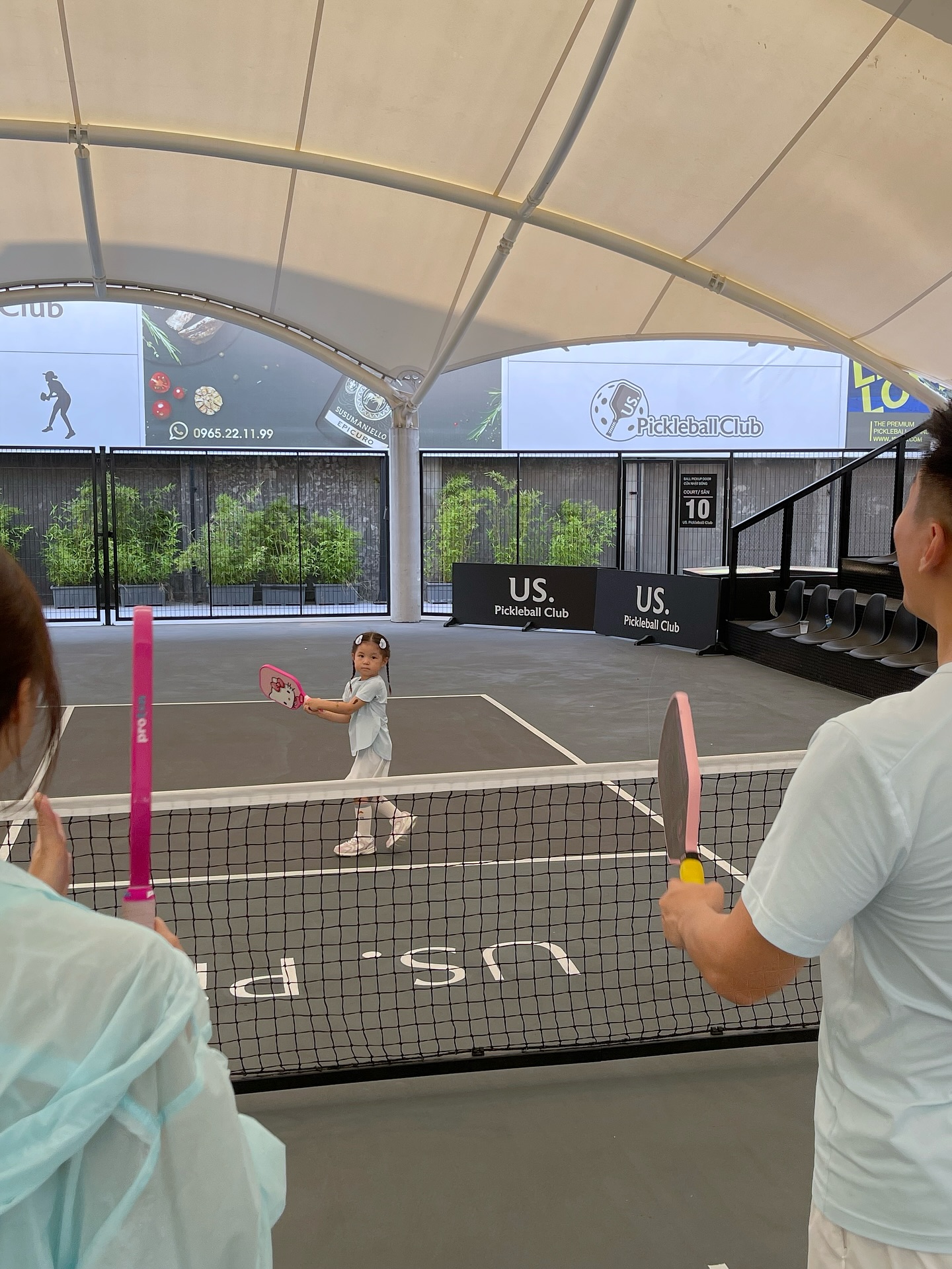 Đây rồi, em Pam đã gia nhập đường đua pickleball: Outfit xinh xẻo, vợt hello kitty hồng hẳn hoi nhưng mà lối đánh này nó lạ lắm!- Ảnh 5. Đây rồi, em Pam đã gia nhập đường đua pickleball: Outfit xinh xẻo, vợt hello kitty hồng hẳn hoi nhưng mà lối đánh này nó lạ lắm!- Ảnh 5.