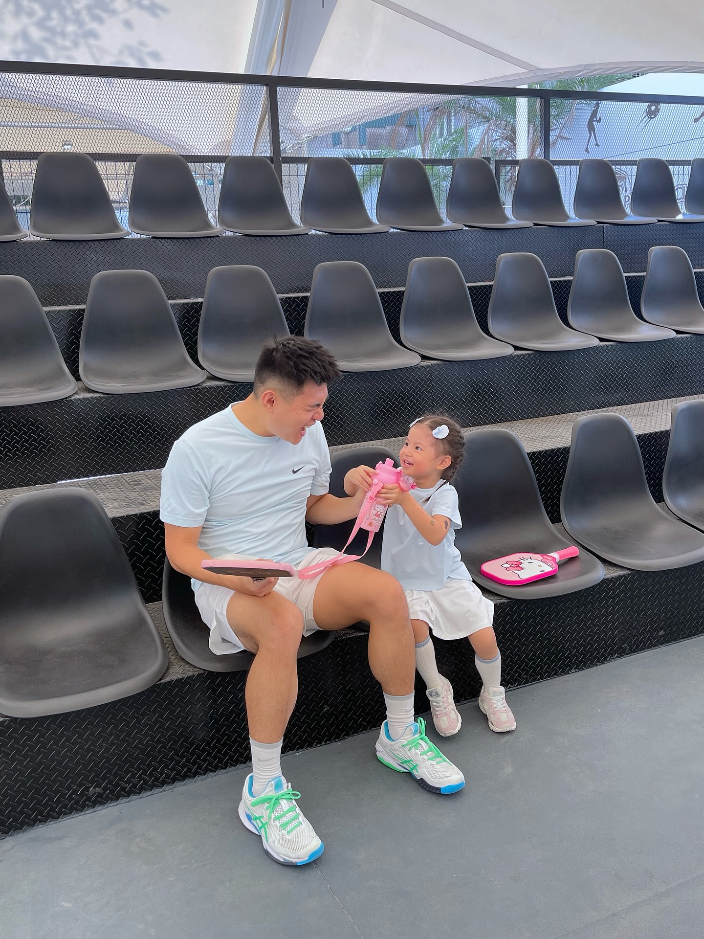Đây rồi, em Pam đã gia nhập đường đua pickleball: Outfit xinh xẻo, vợt hello kitty hồng hẳn hoi nhưng mà lối đánh này nó lạ lắm!- Ảnh 4. Đây rồi, em Pam đã gia nhập đường đua pickleball: Outfit xinh xẻo, vợt hello kitty hồng hẳn hoi nhưng mà lối đánh này nó lạ lắm!- Ảnh 4.