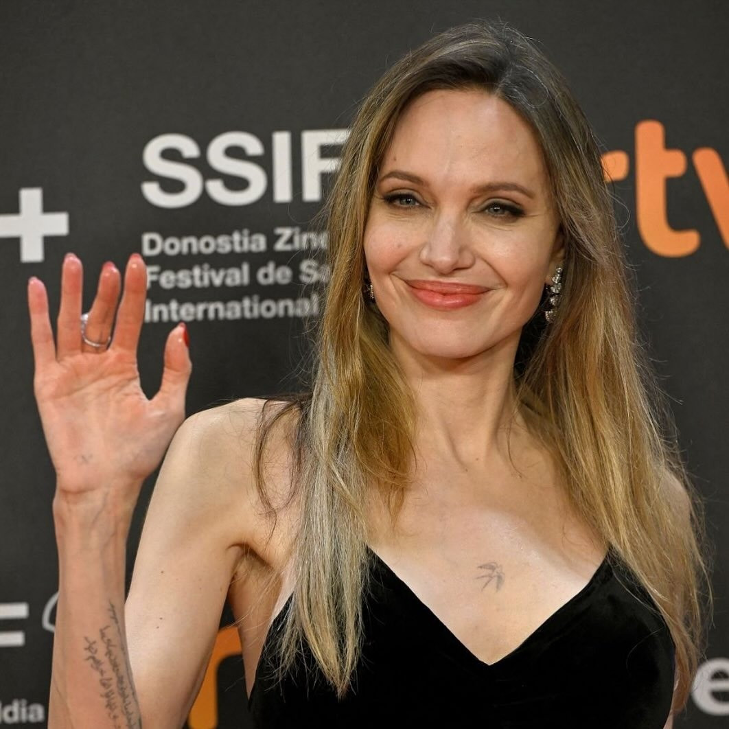 Angelina Jolie gây sốt - Ảnh 9.