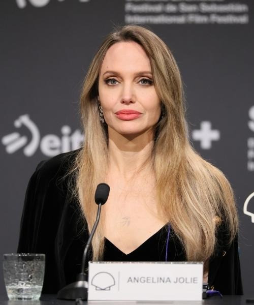 Angelina Jolie gây sốt - Ảnh 13.