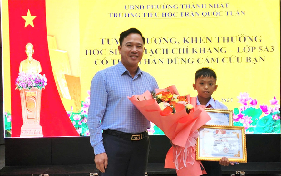 Biểu dương 'người hùng nhí' trong vụ thảm án tại Đắk Lắk - Ảnh 1. Biểu dương 'người hùng nhí' trong vụ thảm án tại Đắk Lắk - Ảnh 1.