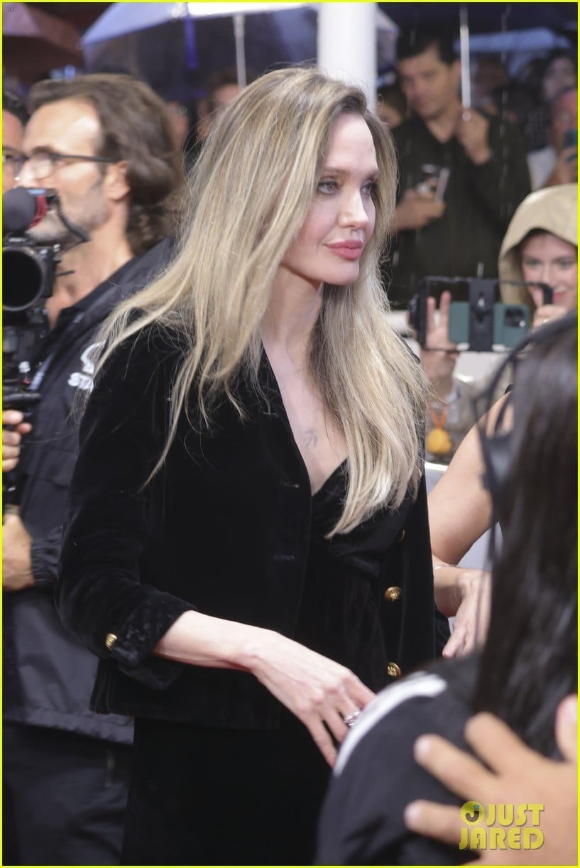 Angelina Jolie gây sốt - Ảnh 12.