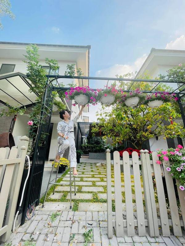 Nữ nghệ sĩ là đại gia có biệt thự TP.HCM 20 tỷ, 40 tuổi tự sinh con, bế con riêng về thăm nhà chồng cũ - Ảnh 6.