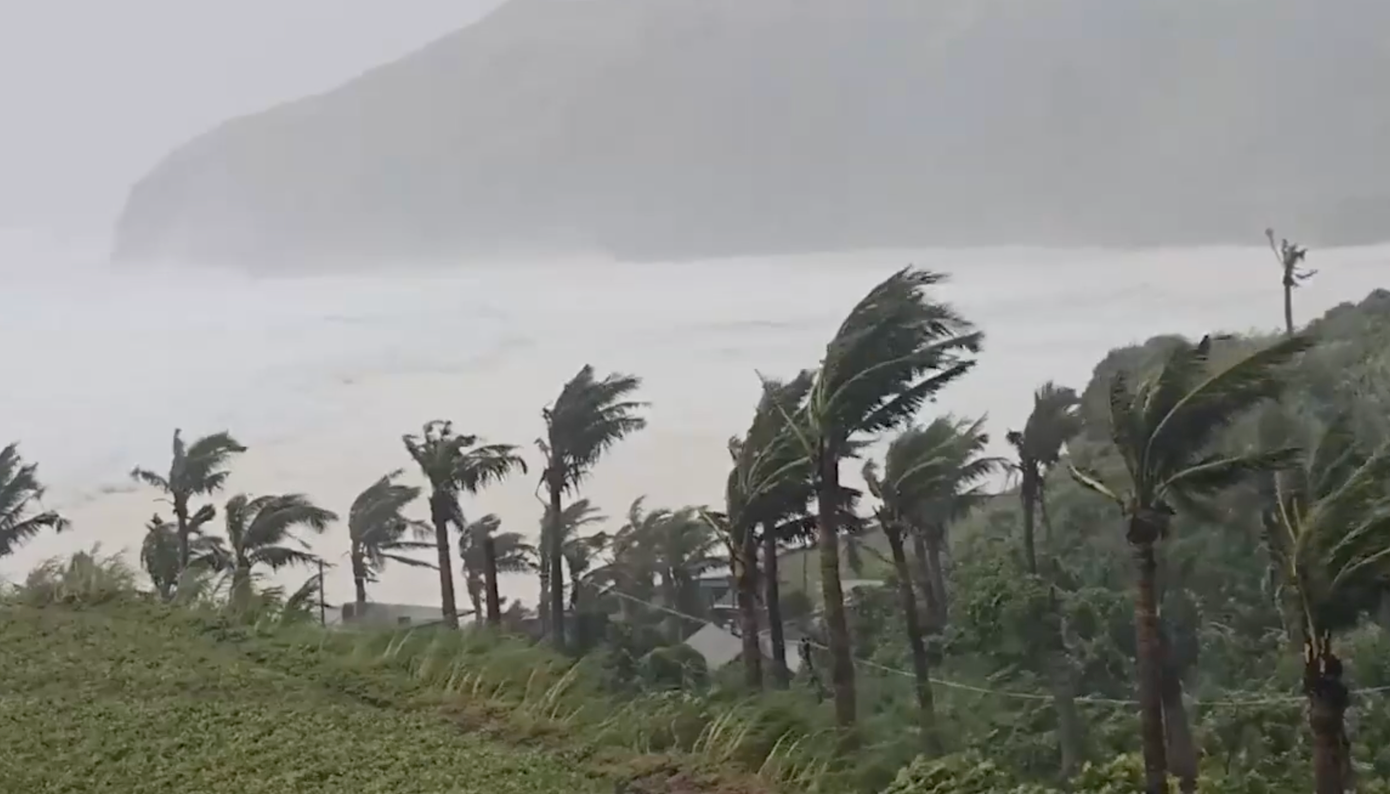Siêu bão Ragasa di chuyển rất nhanh, hướng về Quảng Ninh - Ninh Bình - Ảnh 2. Siêu bão Ragasa di chuyển rất nhanh, hướng về Quảng Ninh - Ninh Bình - Ảnh 2.