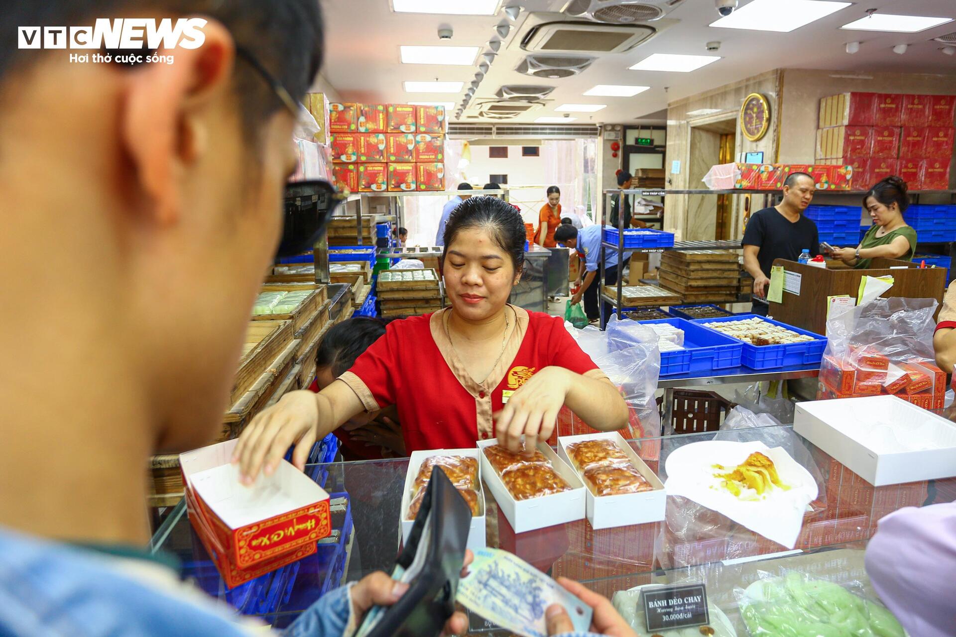 Người dân xếp hàng mua bánh Trung thu truyền thống ở Hà Nội - Ảnh 9. Người dân xếp hàng mua bánh Trung thu truyền thống ở Hà Nội - Ảnh 9.
