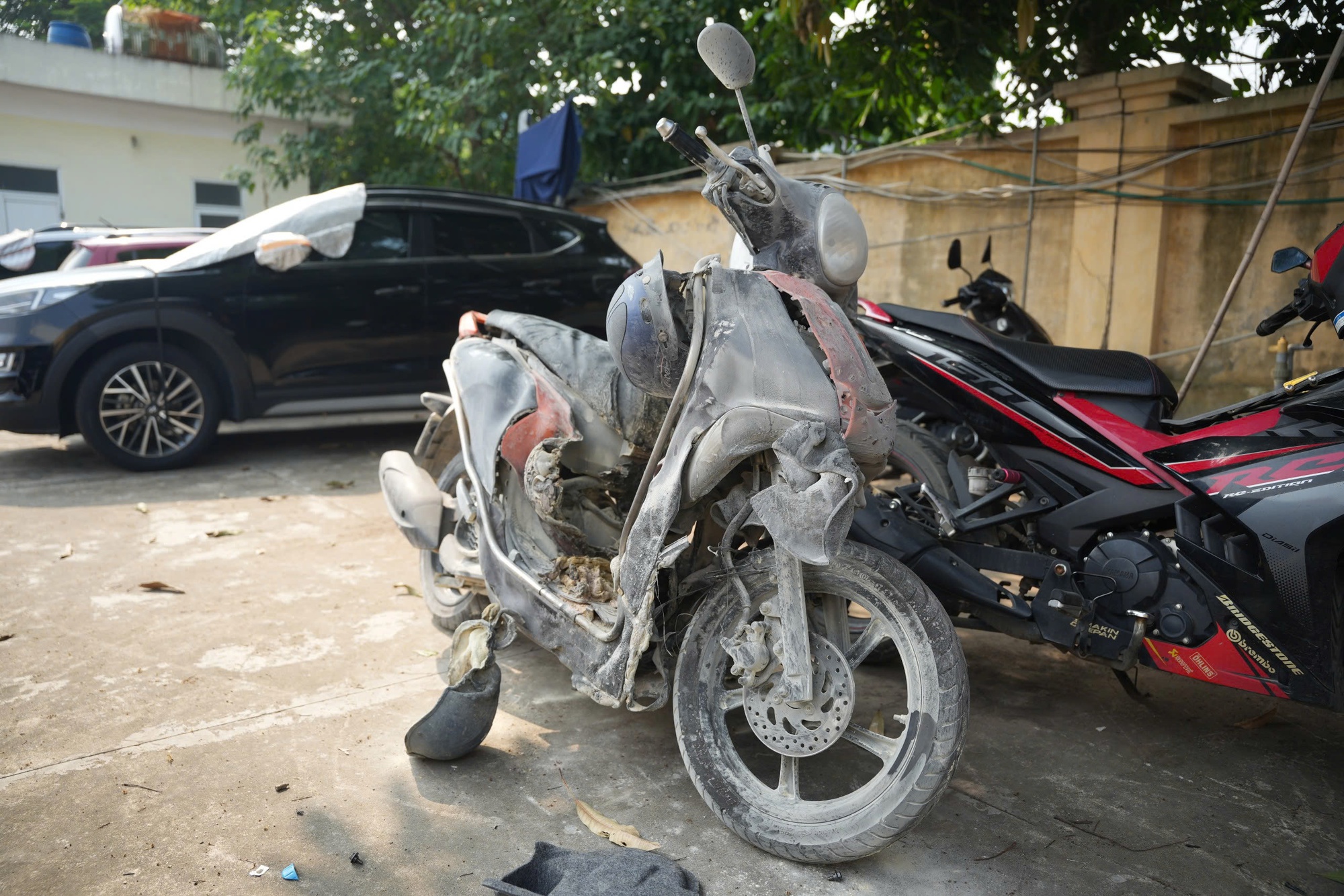 Vụ Mercedes húc đổ trụ bơm xăng ở Hà Nội: Nhân viên kể phút hoảng loạn thấy lửa bén vào gấu quần- Ảnh 1. Vụ Mercedes húc đổ trụ bơm xăng ở Hà Nội: Nhân viên kể phút hoảng loạn thấy lửa bén vào gấu quần- Ảnh 1.