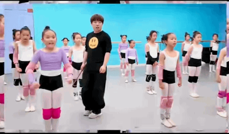 Dân tình mãn nhãn trước màn múa "Rùa và Thỏ", nhìn clip hậu trường mới biết các bé đã nỗ lực tập luyện thế nào - Ảnh 11. Dân tình mãn nhãn trước màn múa "Rùa và Thỏ", nhìn clip hậu trường mới biết các bé đã nỗ lực tập luyện thế nào - Ảnh 11.