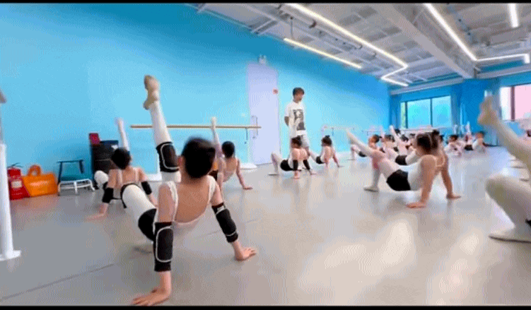 Dân tình mãn nhãn trước màn múa "Rùa và Thỏ", nhìn clip hậu trường mới biết các bé đã nỗ lực tập luyện thế nào - Ảnh 10. Dân tình mãn nhãn trước màn múa "Rùa và Thỏ", nhìn clip hậu trường mới biết các bé đã nỗ lực tập luyện thế nào - Ảnh 10.