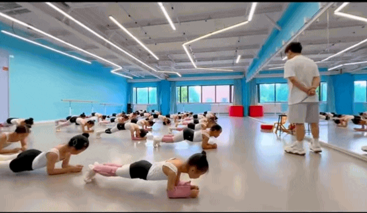 Dân tình mãn nhãn trước màn múa "Rùa và Thỏ", nhìn clip hậu trường mới biết các bé đã nỗ lực tập luyện thế nào - Ảnh 9. Dân tình mãn nhãn trước màn múa "Rùa và Thỏ", nhìn clip hậu trường mới biết các bé đã nỗ lực tập luyện thế nào - Ảnh 9.