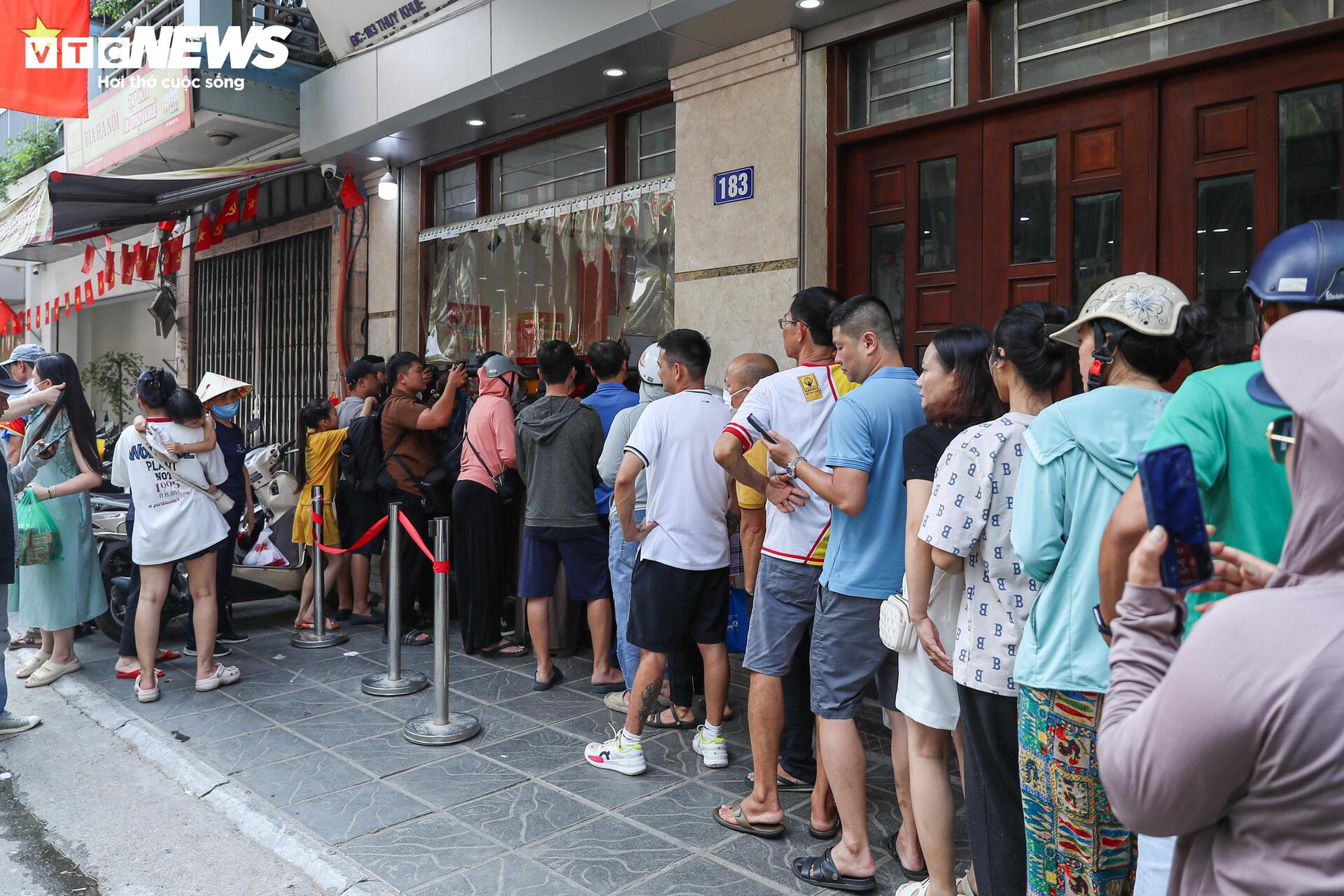 Người dân xếp hàng mua bánh Trung thu truyền thống ở Hà Nội - Ảnh 4. Người dân xếp hàng mua bánh Trung thu truyền thống ở Hà Nội - Ảnh 4.