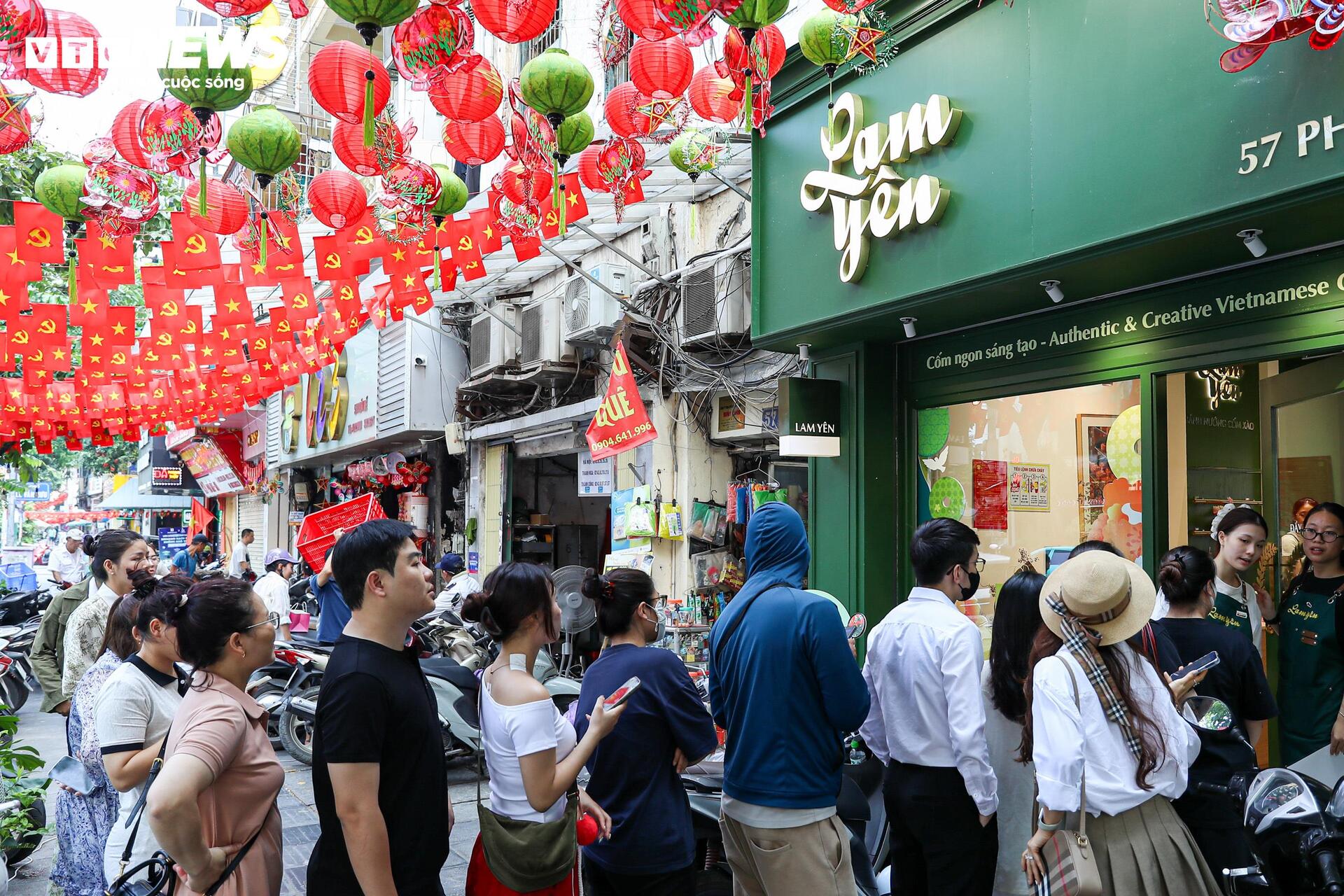Người dân xếp hàng mua bánh Trung thu truyền thống ở Hà Nội - Ảnh 15. Người dân xếp hàng mua bánh Trung thu truyền thống ở Hà Nội - Ảnh 15.