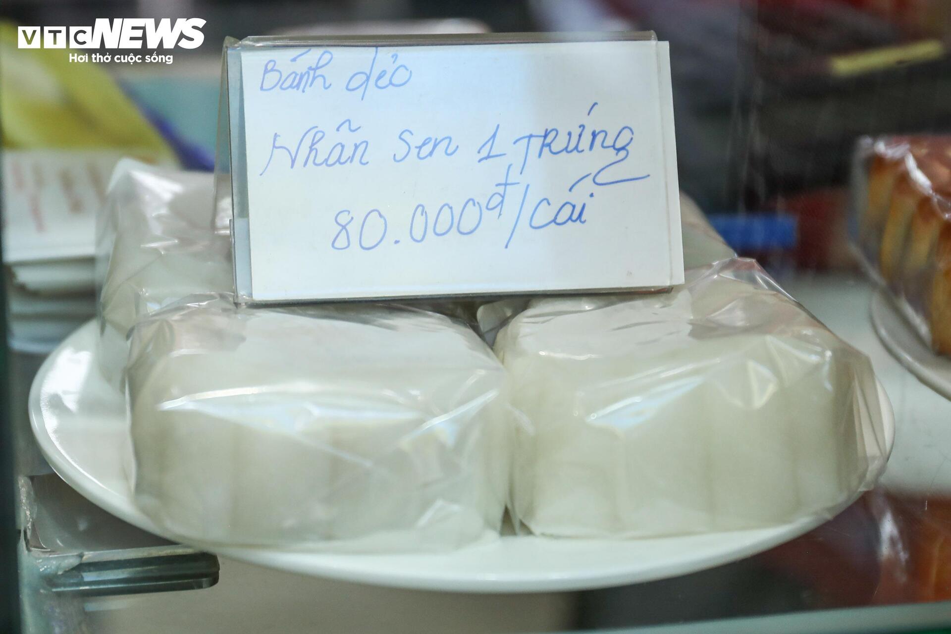Người dân xếp hàng mua bánh Trung thu truyền thống ở Hà Nội - Ảnh 11. Người dân xếp hàng mua bánh Trung thu truyền thống ở Hà Nội - Ảnh 11.