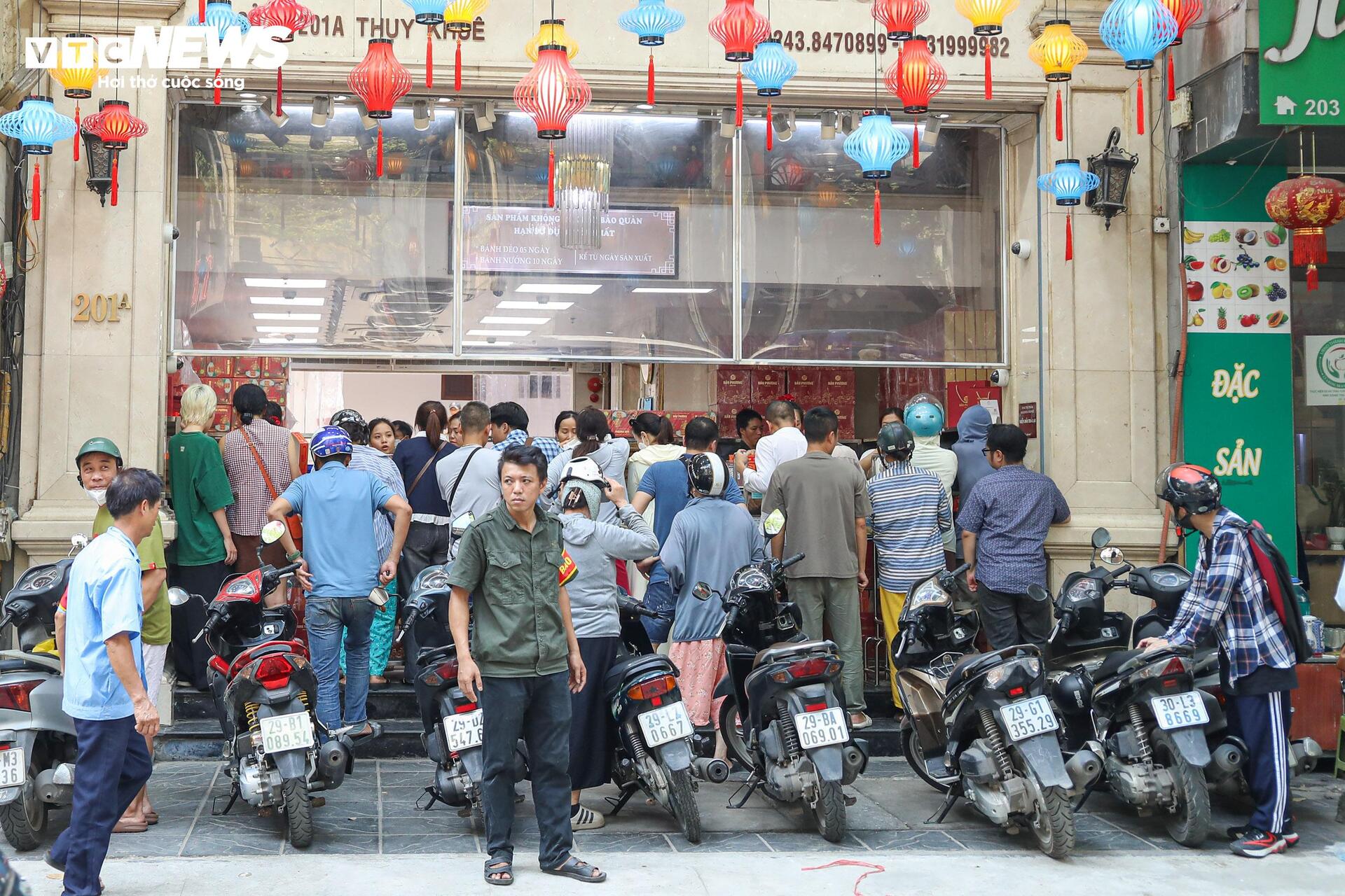 Người dân xếp hàng mua bánh Trung thu truyền thống ở Hà Nội - Ảnh 7. Người dân xếp hàng mua bánh Trung thu truyền thống ở Hà Nội - Ảnh 7.