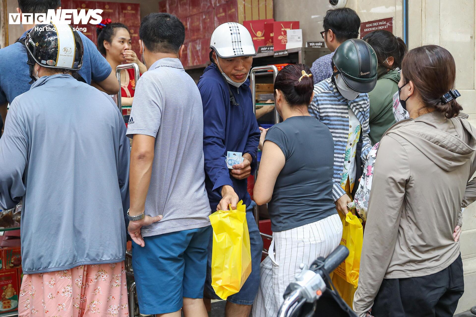 Người dân xếp hàng mua bánh Trung thu truyền thống ở Hà Nội - Ảnh 13. Người dân xếp hàng mua bánh Trung thu truyền thống ở Hà Nội - Ảnh 13.