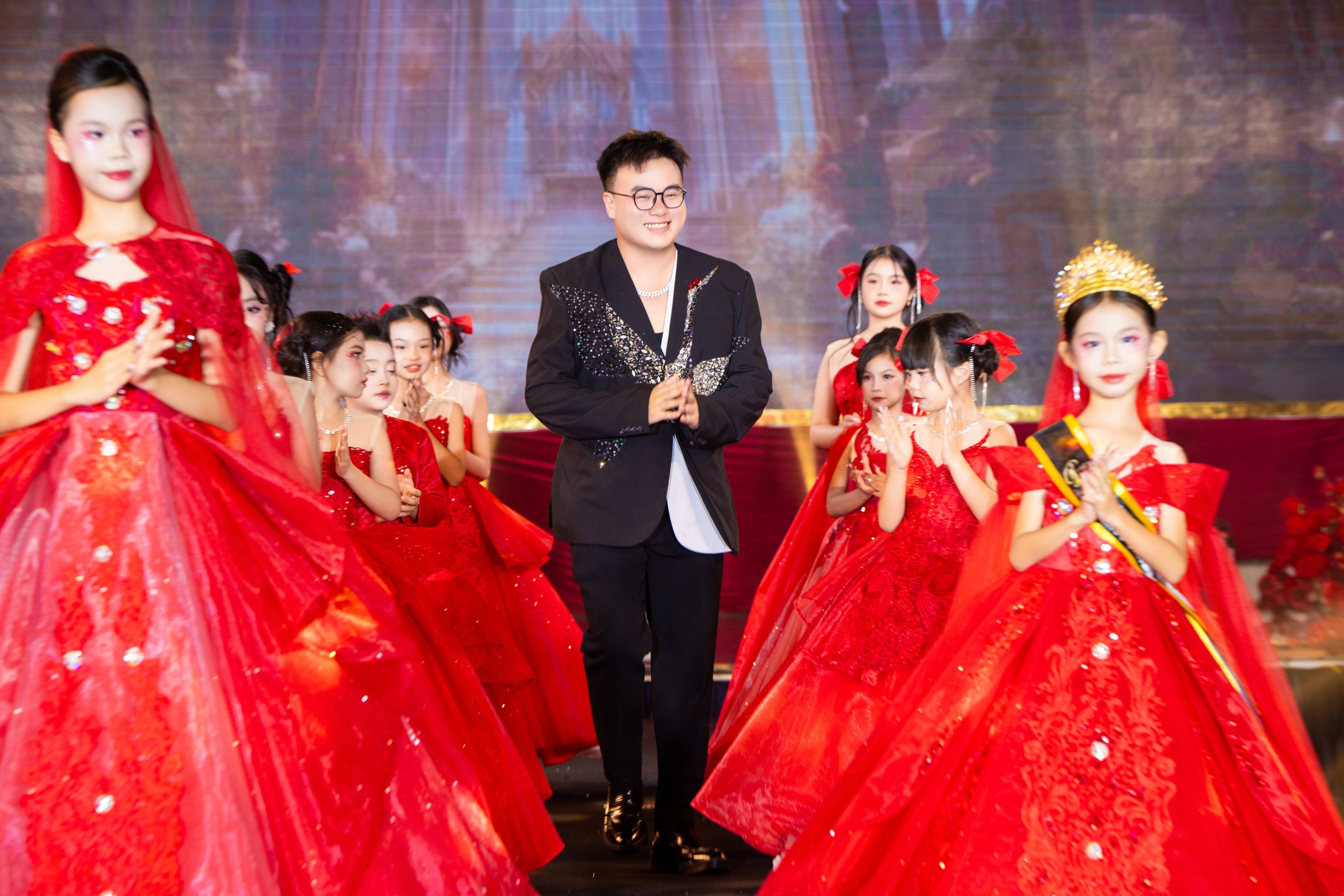 Á hậu Hương Ly bất ngờ diện váy cưới khoe sắc trước ngày tổ chức hôn lễ chính thức - Ảnh 5.