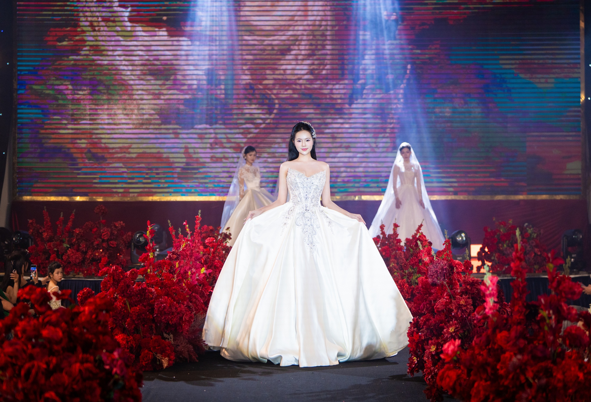 Á hậu Hương Ly bất ngờ diện váy cưới khoe sắc trước ngày tổ chức hôn lễ chính thức - Ảnh 4.