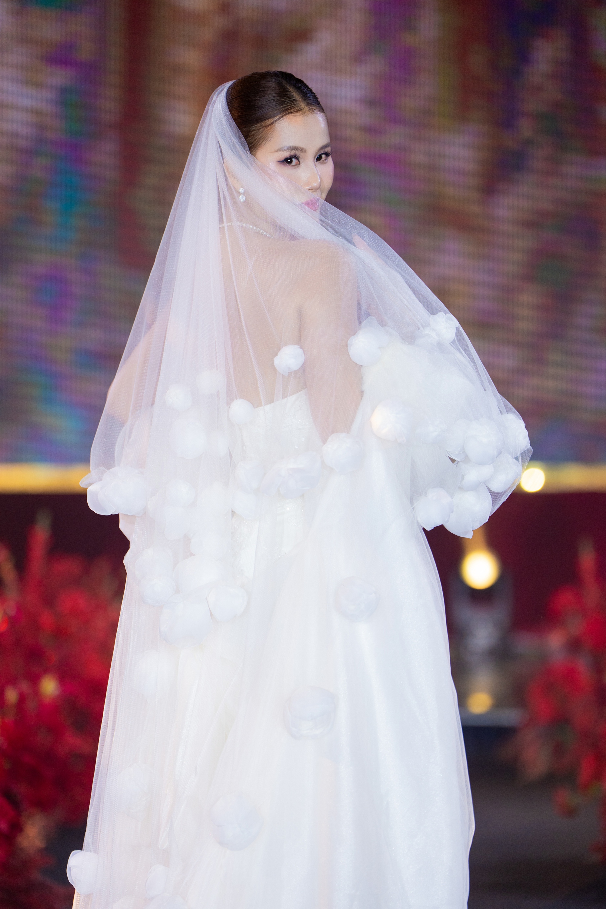 Á hậu Hương Ly bất ngờ diện váy cưới khoe sắc trước ngày tổ chức hôn lễ chính thức - Ảnh 1.
