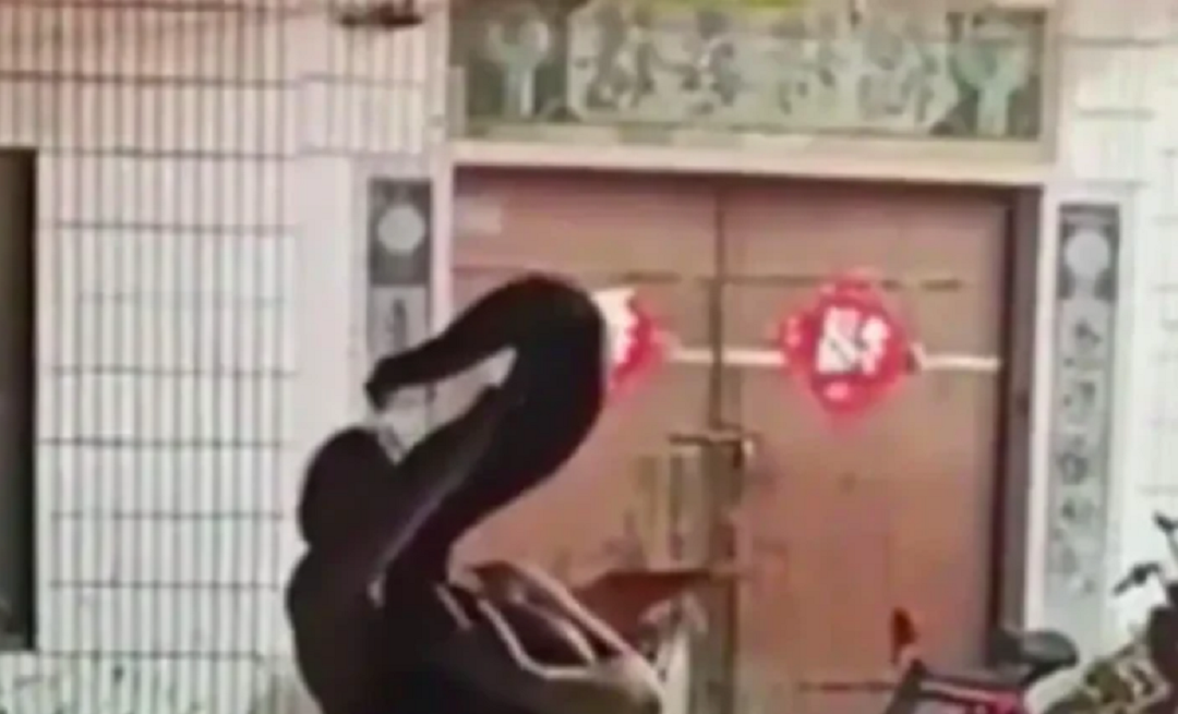 Đi đám cưới, cô gái trẻ bị con trăn "khủng" cắn vào mặt và cái kết bất ngờ - Ảnh 1. Đi dự đám cưới, cô gái trẻ bị con trăn "khủng" cắn vào mặt và cái kết bất ngờ - Ảnh 1.
