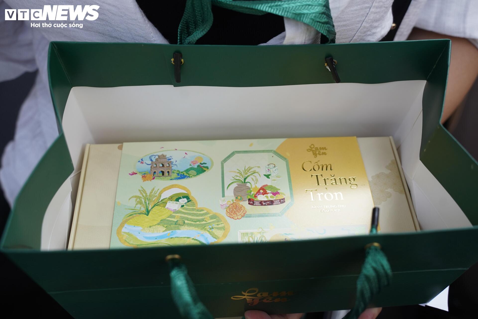 Người dân xếp hàng mua bánh Trung thu truyền thống ở Hà Nội - Ảnh 18. Người dân xếp hàng mua bánh Trung thu truyền thống ở Hà Nội - Ảnh 18.