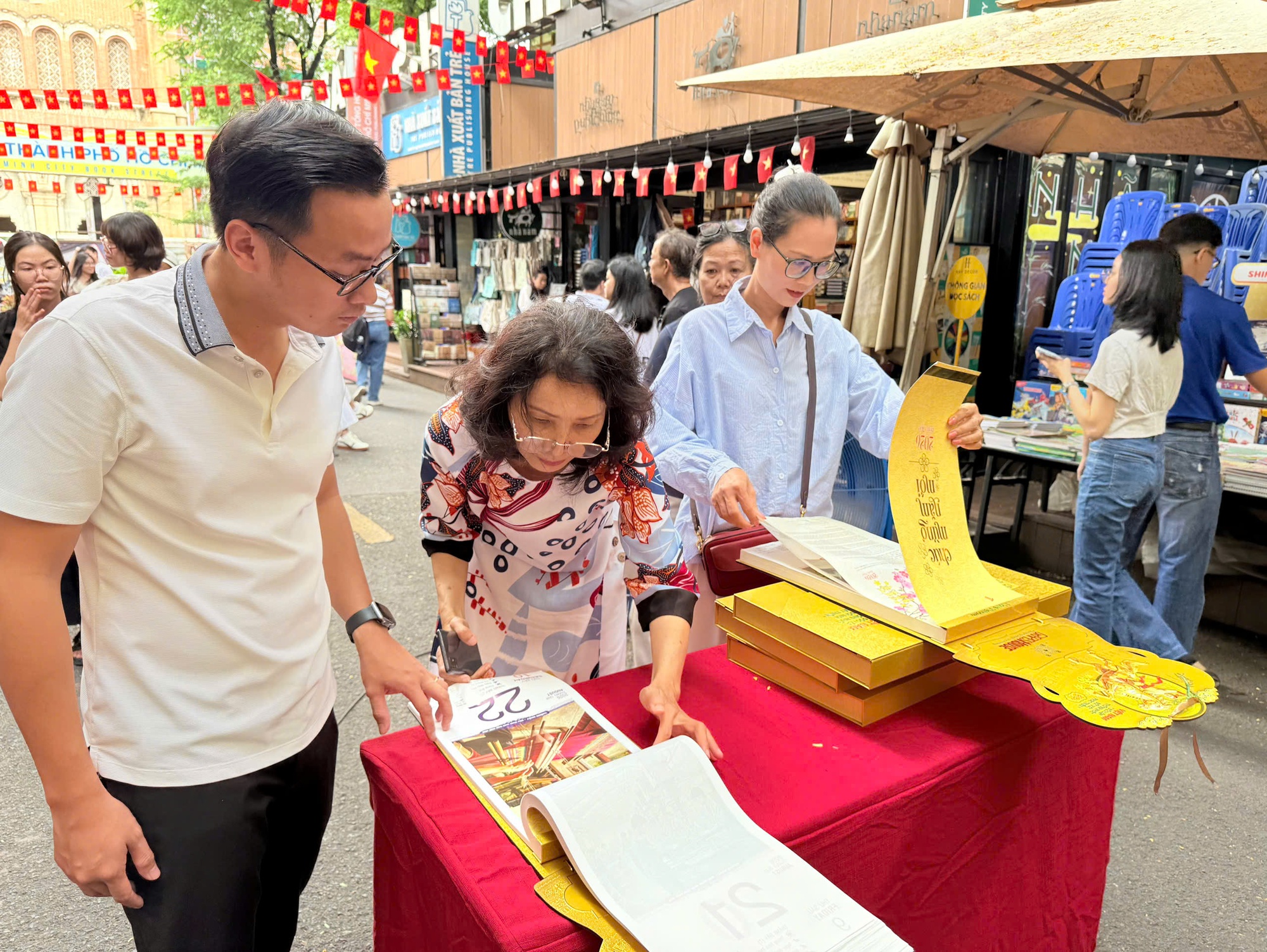 Bộ lịch siêu cực đại đặc biệt giúp lan tỏa tình yêu lịch sử- Ảnh 6. Bộ lịch siêu cực đại đặc biệt giúp lan tỏa tình yêu lịch sử- Ảnh 6.
