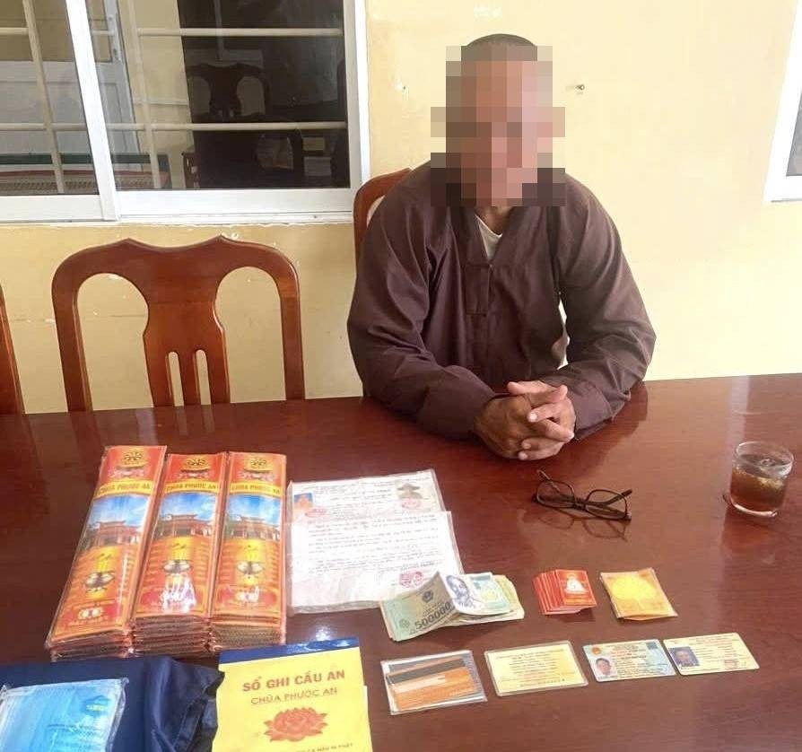 Đóng giả nhà sư đi bán nhang, kêu gọi ủng hộ xây chùa - Ảnh 1. Đóng giả nhà sư đi bán nhang, kêu gọi ủng hộ xây chùa - Ảnh 1.