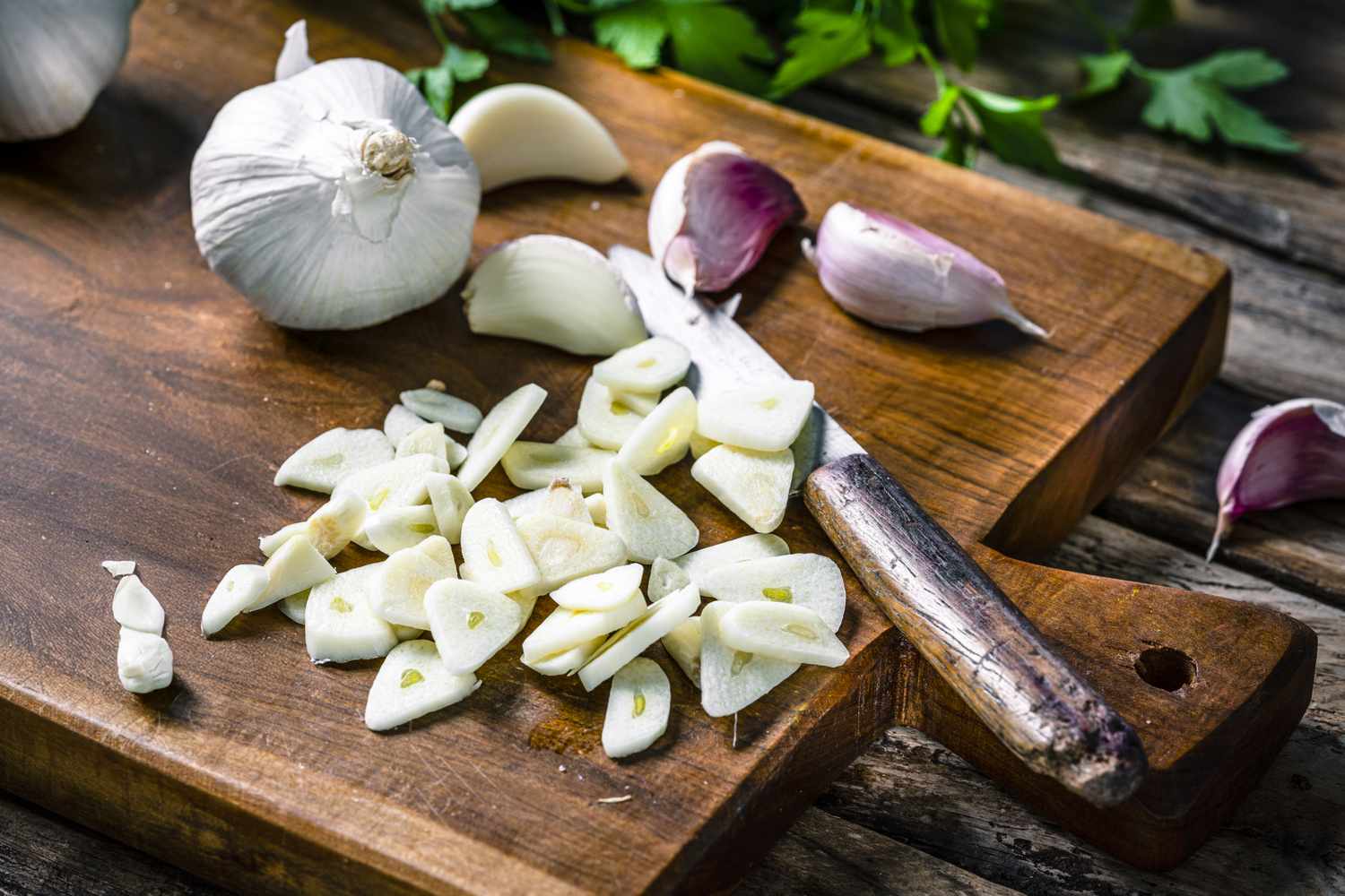 how-to-peal-and-chop-garlic-gettyimages-2065527524-7ba6bc4473d04dfabaeef35b4ba83034-1758547813814-1758547813906558135368.jpg