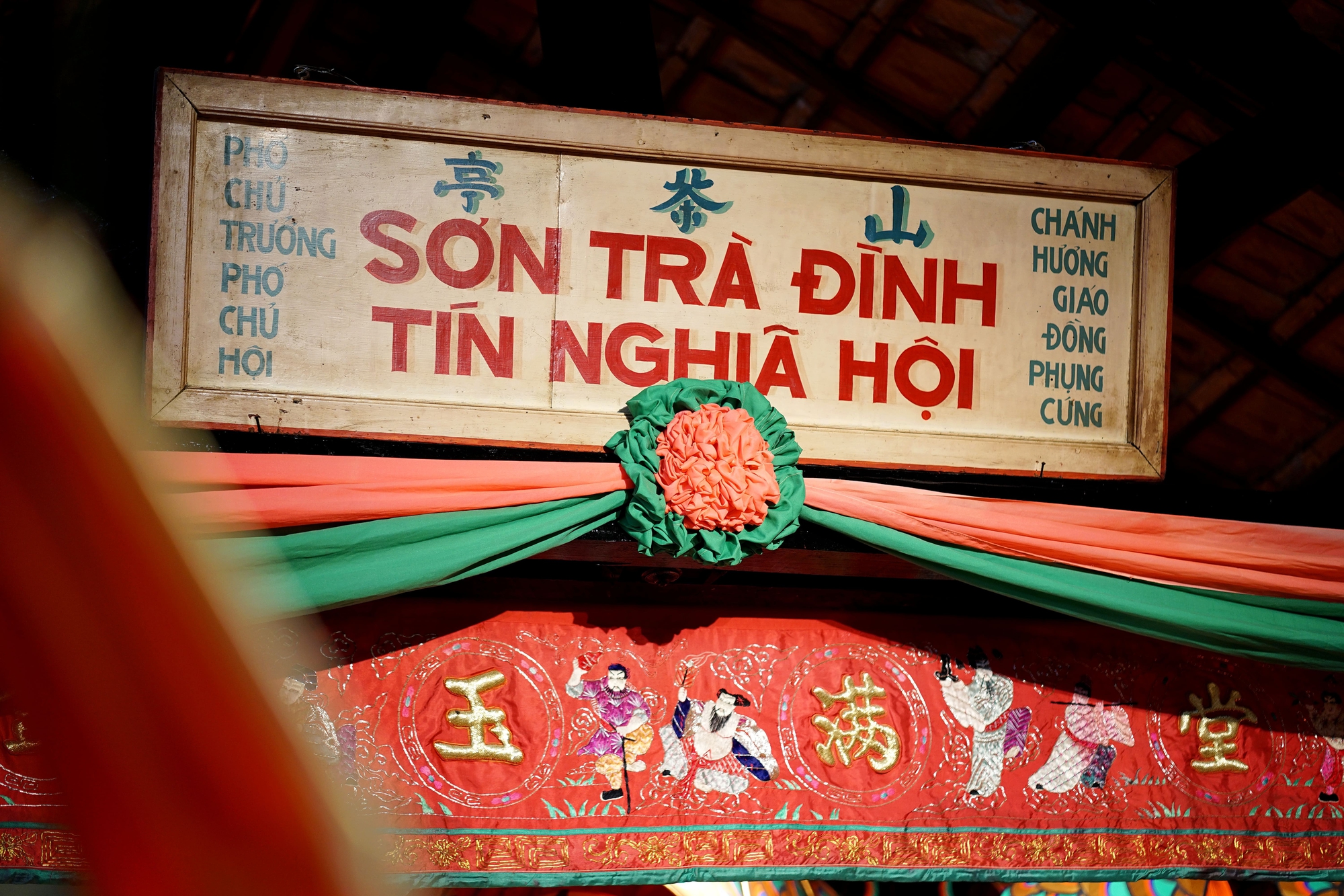 Ngỡ ngàng ngắm nhìn 50 chiếc lồng đèn cổ "hồi sinh" trong ngôi đình trăm tuổi ở TP.HCM- Ảnh 3. Ngỡ ngàng ngắm nhìn 50 chiếc lồng đèn cổ "hồi sinh" trong ngôi đình trăm tuổi ở TP.HCM- Ảnh 3.