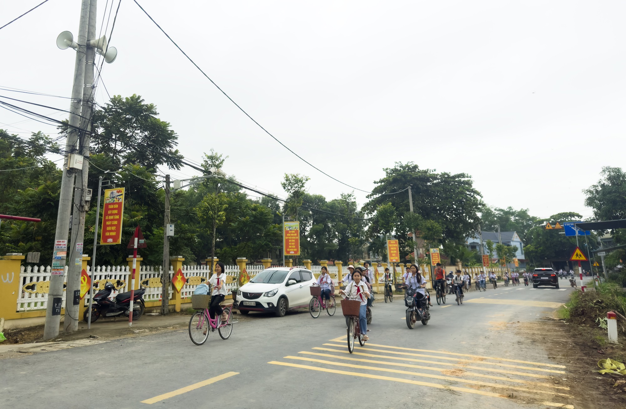 Tang thương tại thôn xóm nơi bé gái 8 tuổi bị anh họ sát hại: Lời nghẹn đắng của bố nạn nhân, hàng xóm tiết lộ điều không ngờ về nghi phạm - Ảnh 2. Tang thương tại thôn xóm nơi bé gái 8 tuổi bị anh họ sát hại: Lời nghẹn đắng của bố nạn nhân, hàng xóm tiết lộ điều không ngờ về nghi phạm - Ảnh 2.