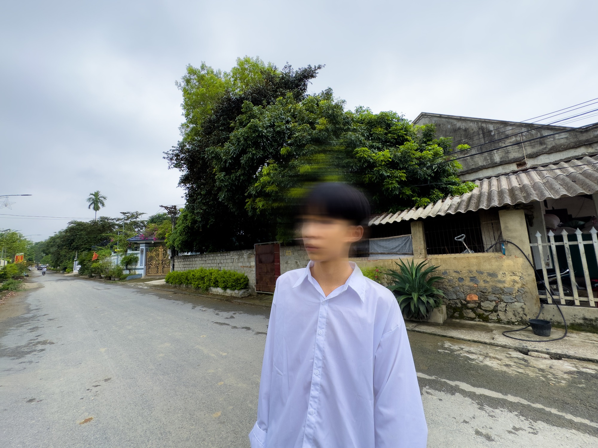 Tang thương tại thôn xóm nơi bé gái 8 tuổi bị anh họ sát hại: Lời nghẹn đắng của bố nạn nhân, hàng xóm tiết lộ điều không ngờ về nghi phạm - Ảnh 3. Tang thương tại thôn xóm nơi bé gái 8 tuổi bị anh họ sát hại: Lời nghẹn đắng của bố nạn nhân, hàng xóm tiết lộ điều không ngờ về nghi phạm - Ảnh 3.
