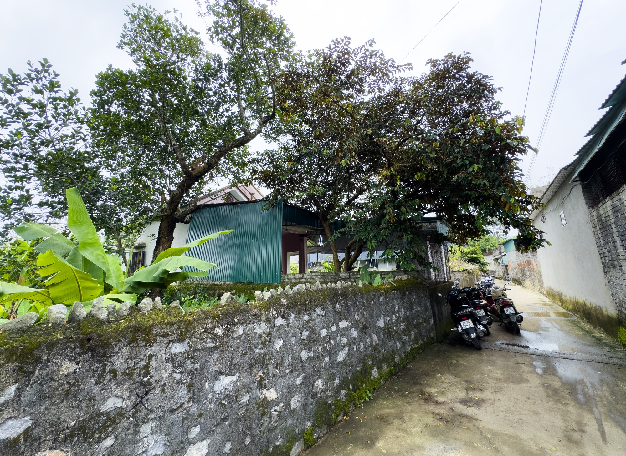 Tang thương tại thôn xóm nơi bé gái 8 tuổi bị anh họ sát hại: Lời nghẹn đắng của bố nạn nhân, hàng xóm tiết lộ điều không ngờ về nghi phạm - Ảnh 4. Tang thương tại thôn xóm nơi bé gái 8 tuổi bị anh họ sát hại: Lời nghẹn đắng của bố nạn nhân, hàng xóm tiết lộ điều không ngờ về nghi phạm - Ảnh 4.