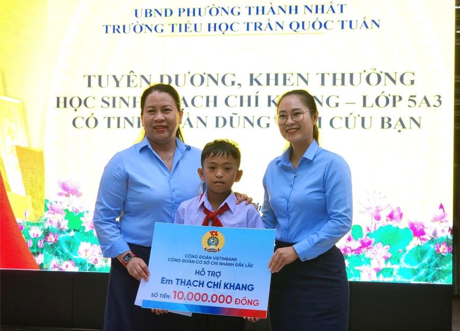 Biểu dương 'người hùng nhí' trong vụ thảm án tại Đắk Lắk - Ảnh 6. Biểu dương 'người hùng nhí' trong vụ thảm án tại Đắk Lắk - Ảnh 6.