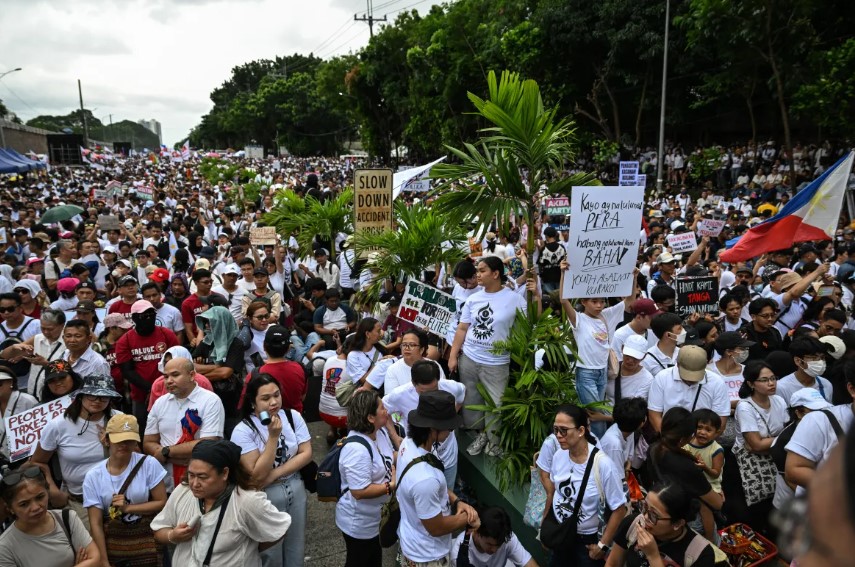 Lũ lụt chết người, tham nhũng tỷ đô: Hàng ngàn người Philippines xuống đường sau scandal 'hạ tầng ma' - Ảnh 2.