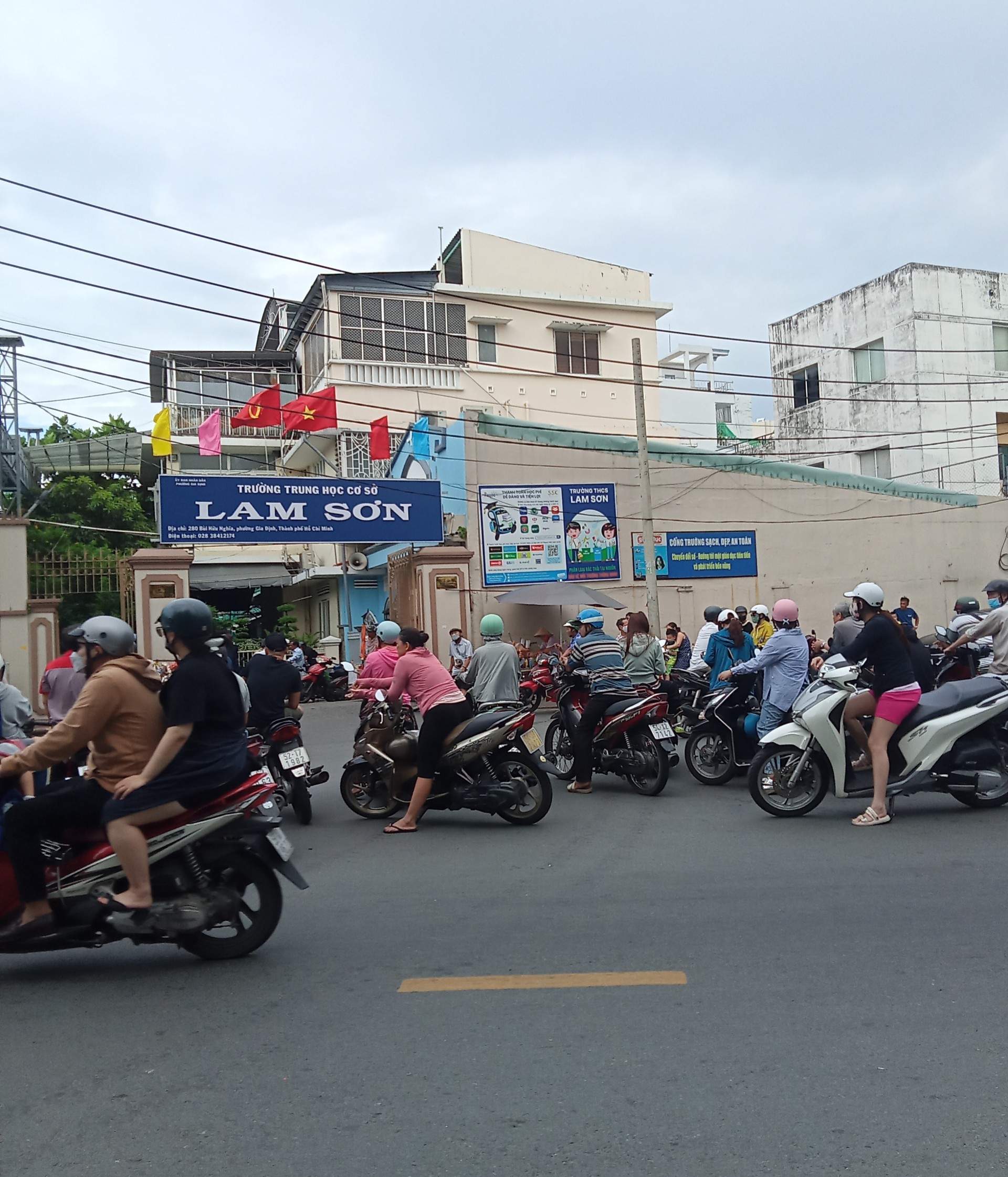 Hình ảnh phản cảm- Ảnh 1. Hình ảnh phản cảm- Ảnh 1.