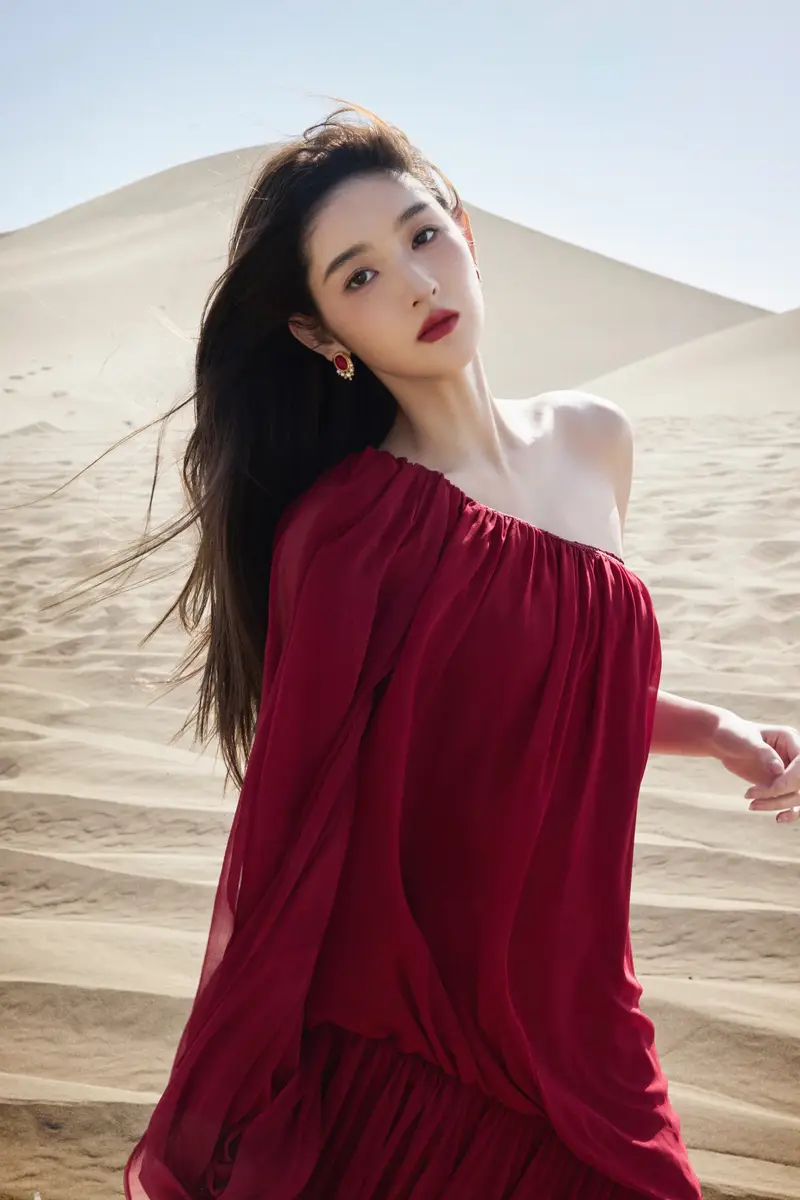 Vương Ngọc Văn “đốt cháy” cát vàng Đôn Hoàng: Đầm đỏ lệch vai đẹp đến mức sa mạc cũng phải lặng im- Ảnh 4. Vương Ngọc Văn “đốt cháy” cát vàng Đôn Hoàng: Đầm đỏ lệch vai đẹp đến mức sa mạc cũng phải lặng im- Ảnh 4.