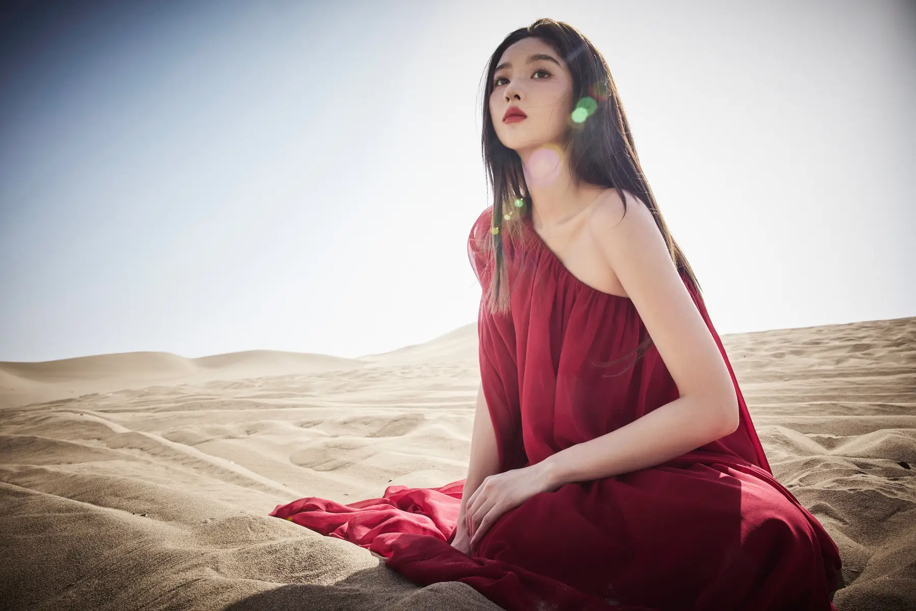 Vương Ngọc Văn “đốt cháy” cát vàng Đôn Hoàng: Đầm đỏ lệch vai đẹp đến mức sa mạc cũng phải lặng im- Ảnh 1. Vương Ngọc Văn “đốt cháy” cát vàng Đôn Hoàng: Đầm đỏ lệch vai đẹp đến mức sa mạc cũng phải lặng im- Ảnh 1.