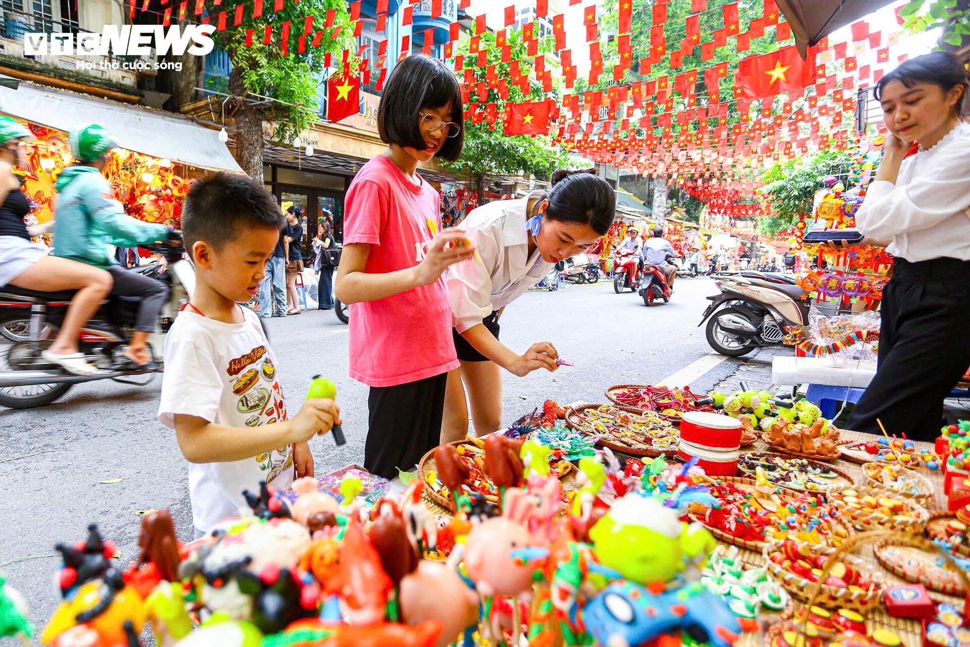 Đồ chơi trung thu thất truyền giá bạc triệu hút khách - Ảnh 17. Đồ chơi trung thu thất truyền giá bạc triệu hút khách - Ảnh 17.