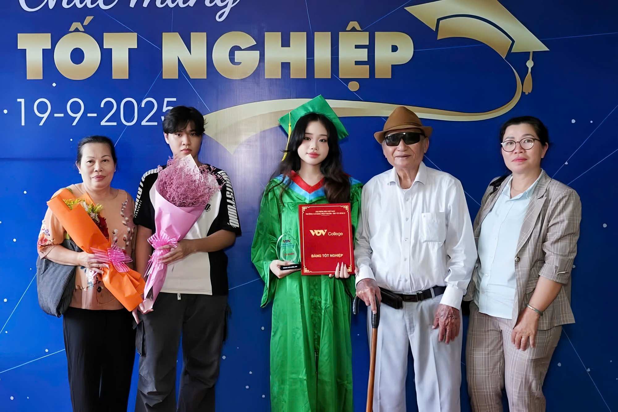 Xúc động cụ ông 91 tuổi dùng "cục gạch" chụp ảnh cháu gái trong lễ tốt nghiệp - Ảnh 3. Cụ ông 91 tuổi dùng "cục gạch" chụp ảnh cháu gái trong lễ tốt nghiệp - Ảnh 3.