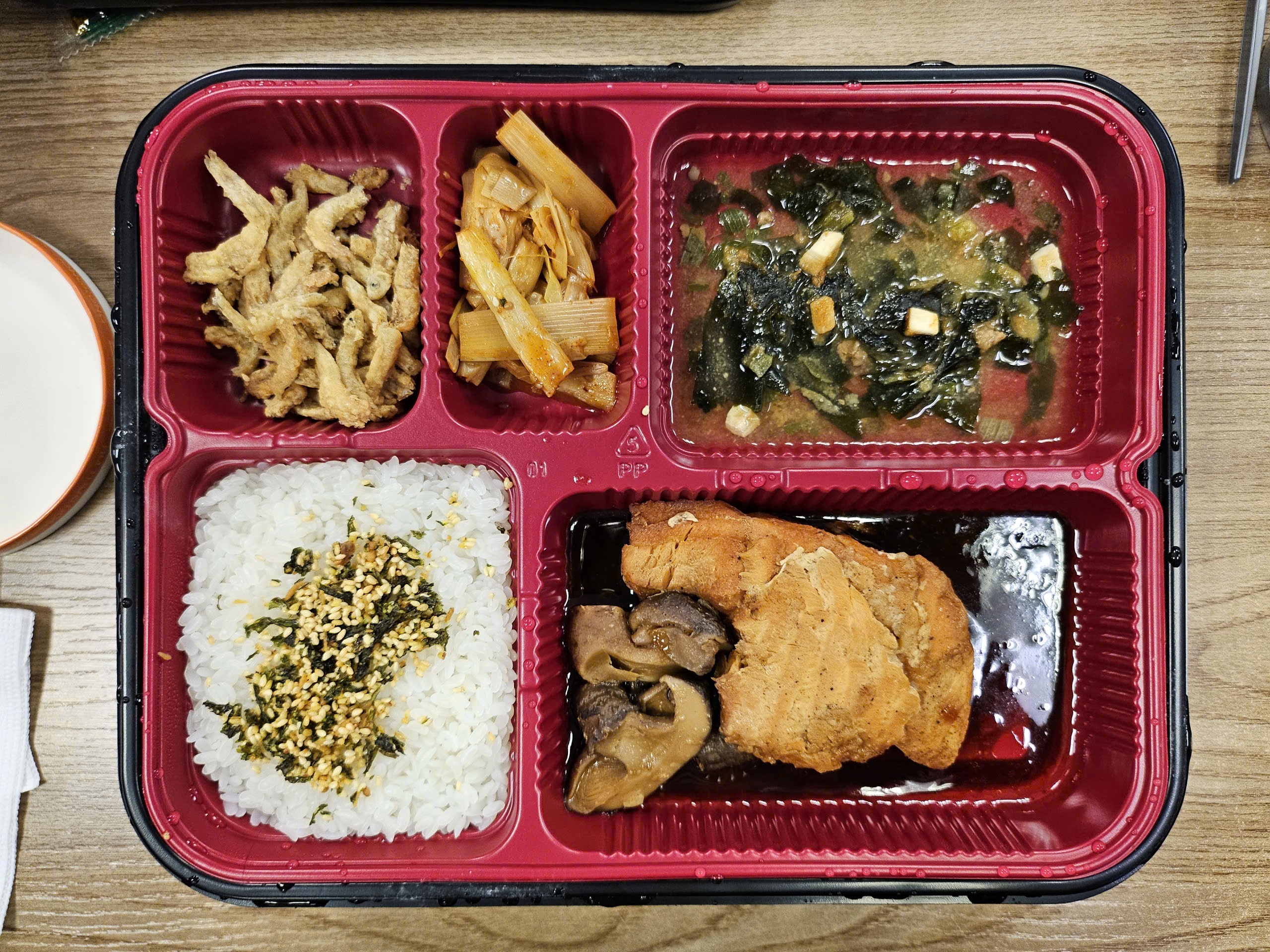 Tôi chưa bao giờ nghi ngờ về sức ăn của mình, cho tới khi vấp phải hộp cơm tự chín của Omachi - Ảnh 5.