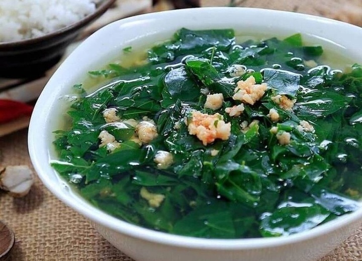 Tại sao nên vò rau ngót trước khi nấu? - Ảnh 1.