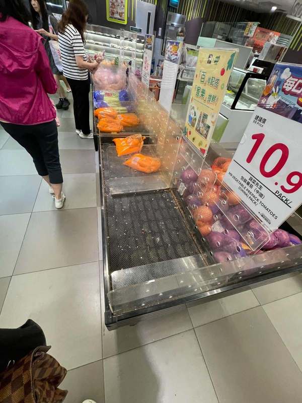 Cảnh tượng ở siêu thị Hong Kong (Trung Quốc) hiện tại: Người dân đổ xô mua sắm, chuẩn bị trước bão Ragasa, duy nhất mặt hàng này bị &quot;ghẻ lạnh&quot; - Ảnh 1.