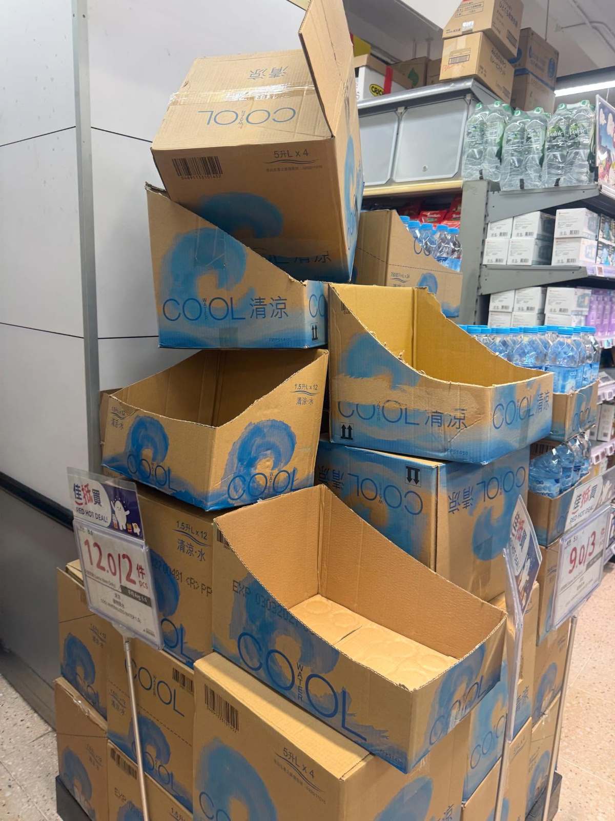 Cảnh tượng ở siêu thị Hong Kong (Trung Quốc) hiện tại: Người dân đổ xô mua sắm, chuẩn bị trước bão Ragasa, duy nhất mặt hàng này bị &quot;ghẻ lạnh&quot; - Ảnh 6.