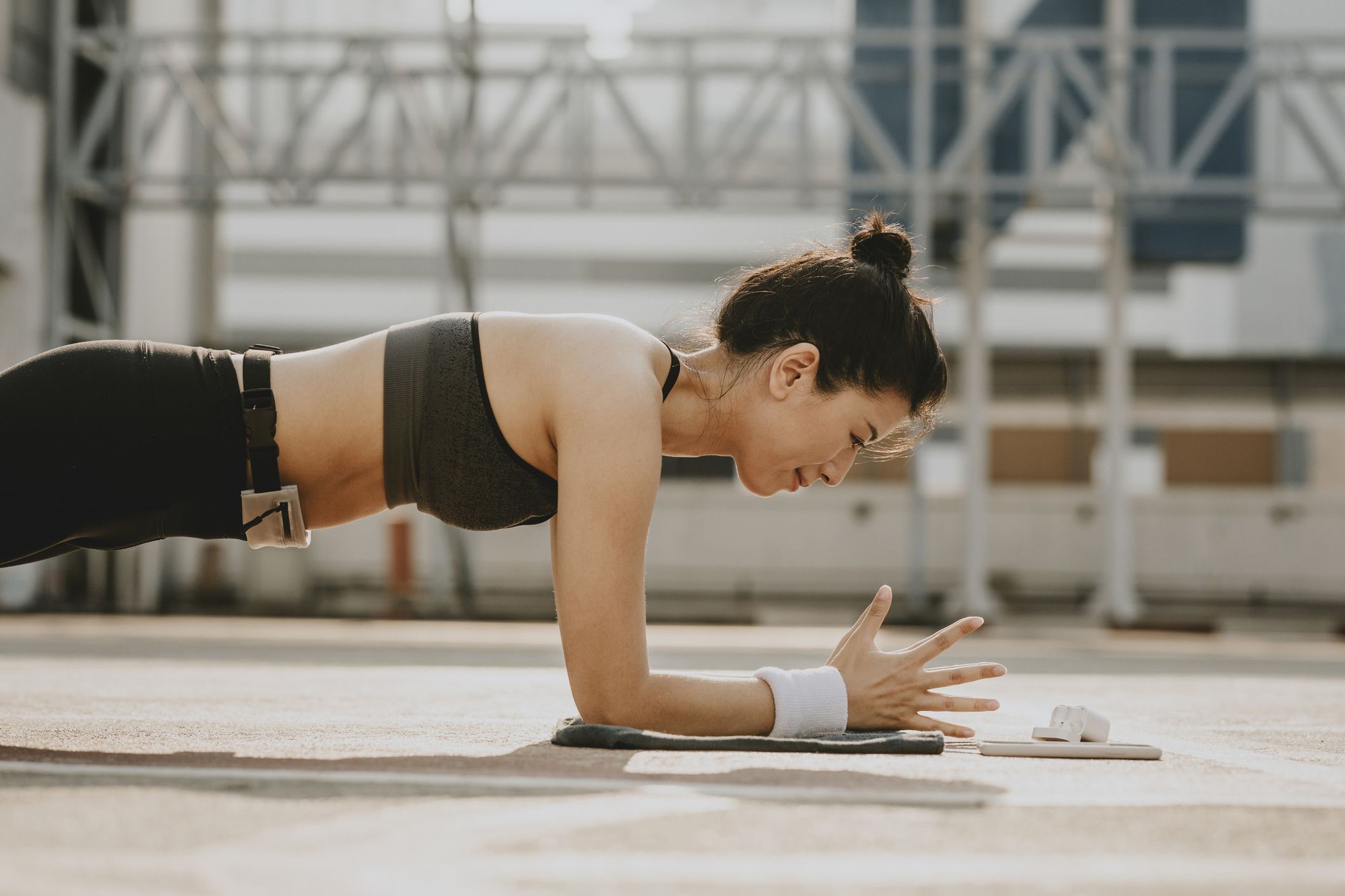 Không ngờ cơ thể tôi thay đổi thế này sau một tháng tập plank 2 phút mỗi ngày: Có 3 thứ không ngờ cũng &quot;ập đến&quot;- Ảnh 3.