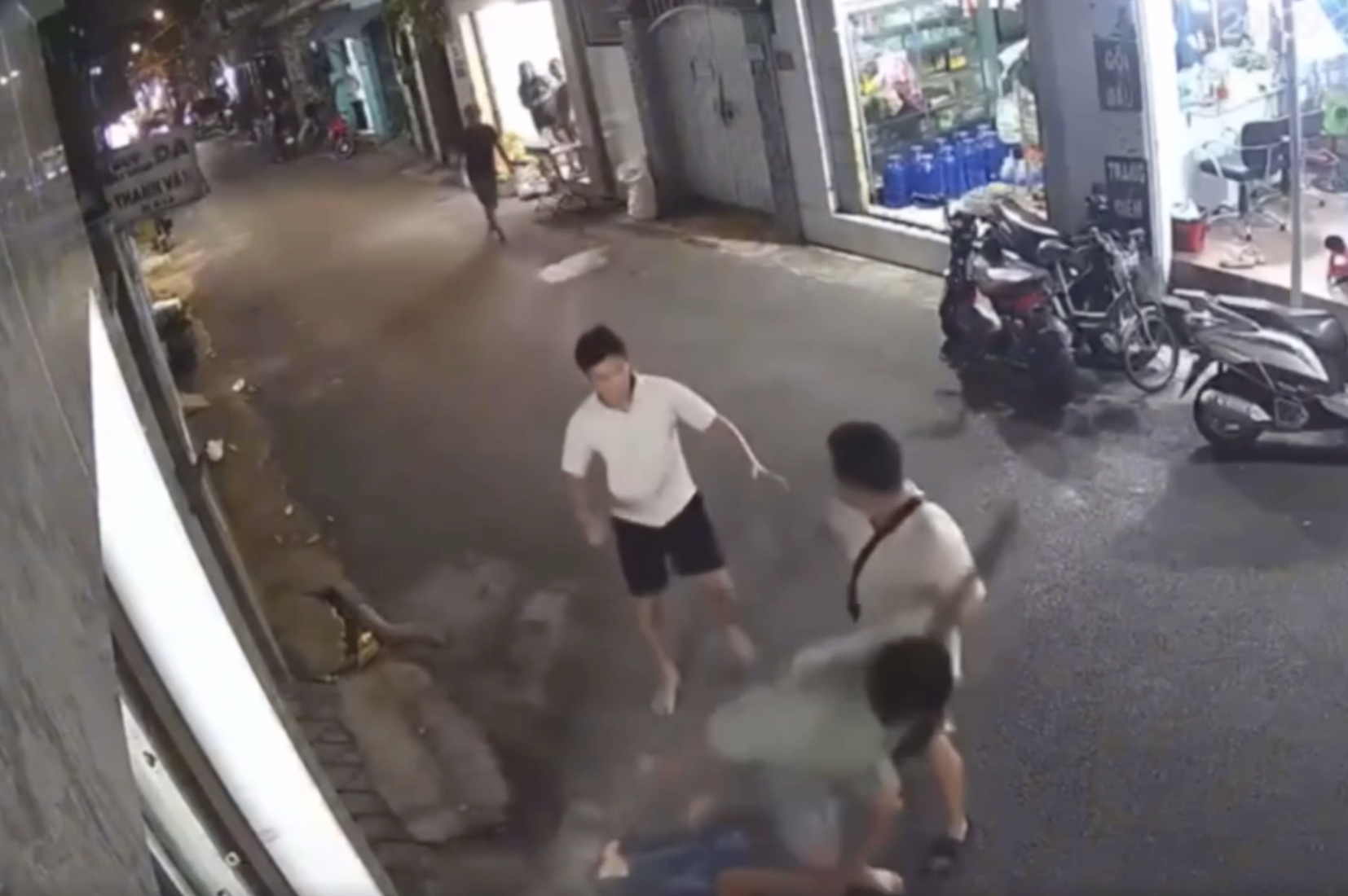 người đàn ông bị đánh - Ảnh 1.