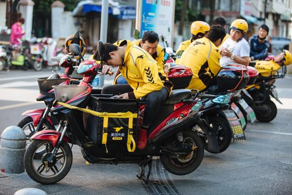 Tự làm tròn 1.000 đồng trong tiền đơn hàng, shipper bị mắng xối xả, phạt 1 triệu: 