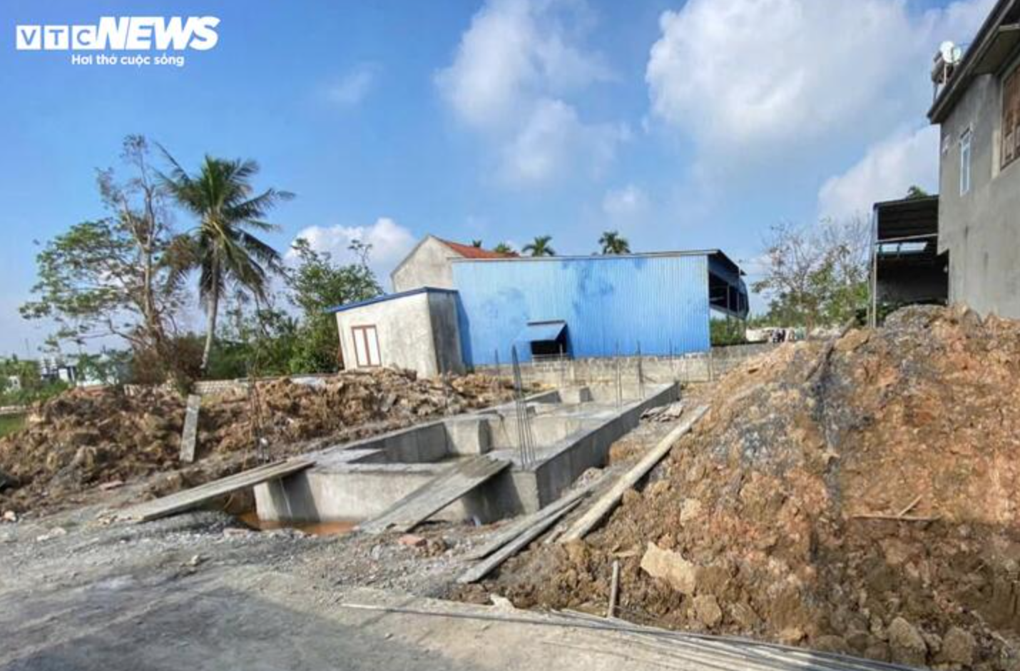 Vụ xây nhầm nhà trên đất người khác: Động thái mới nhất của người xây nhầm - Ảnh 2.
