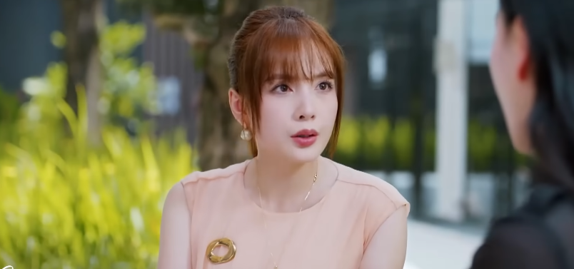 Chưa thấy phu nhân tài phiệt nào kém sang thế này: Nhan sắc sến súa lạc quẻ, giọng nói còn tuyệt vọng hơn - Ảnh 1.
