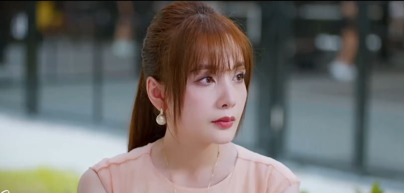 Chưa thấy phu nhân tài phiệt nào kém sang thế này: Nhan sắc sến súa lạc quẻ, giọng nói còn tuyệt vọng hơn - Ảnh 2.